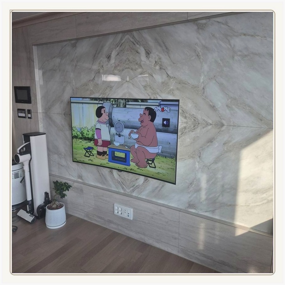 위례동 TV 뒤쪽 기기와 케이블이 겹치지 않는 배치
