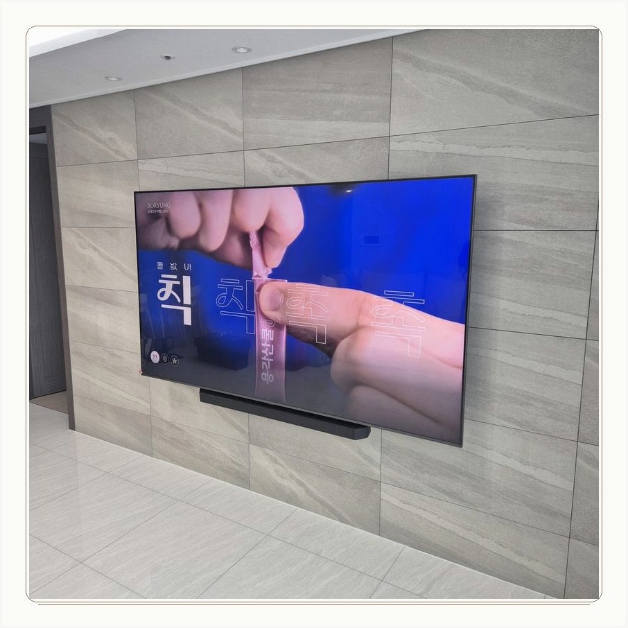 신대방동 TV 뒤쪽 기기와 케이블이 겹치지 않는 배치