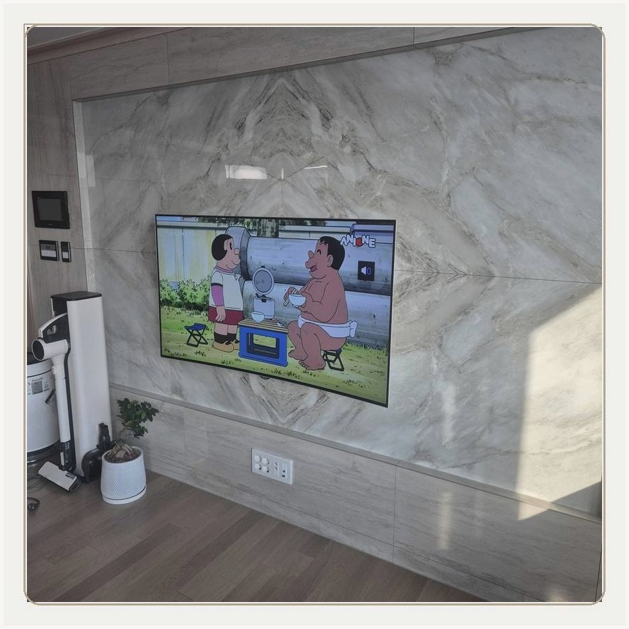 한강로동 TV 뒤쪽 기기와 케이블이 겹치지 않는 배치