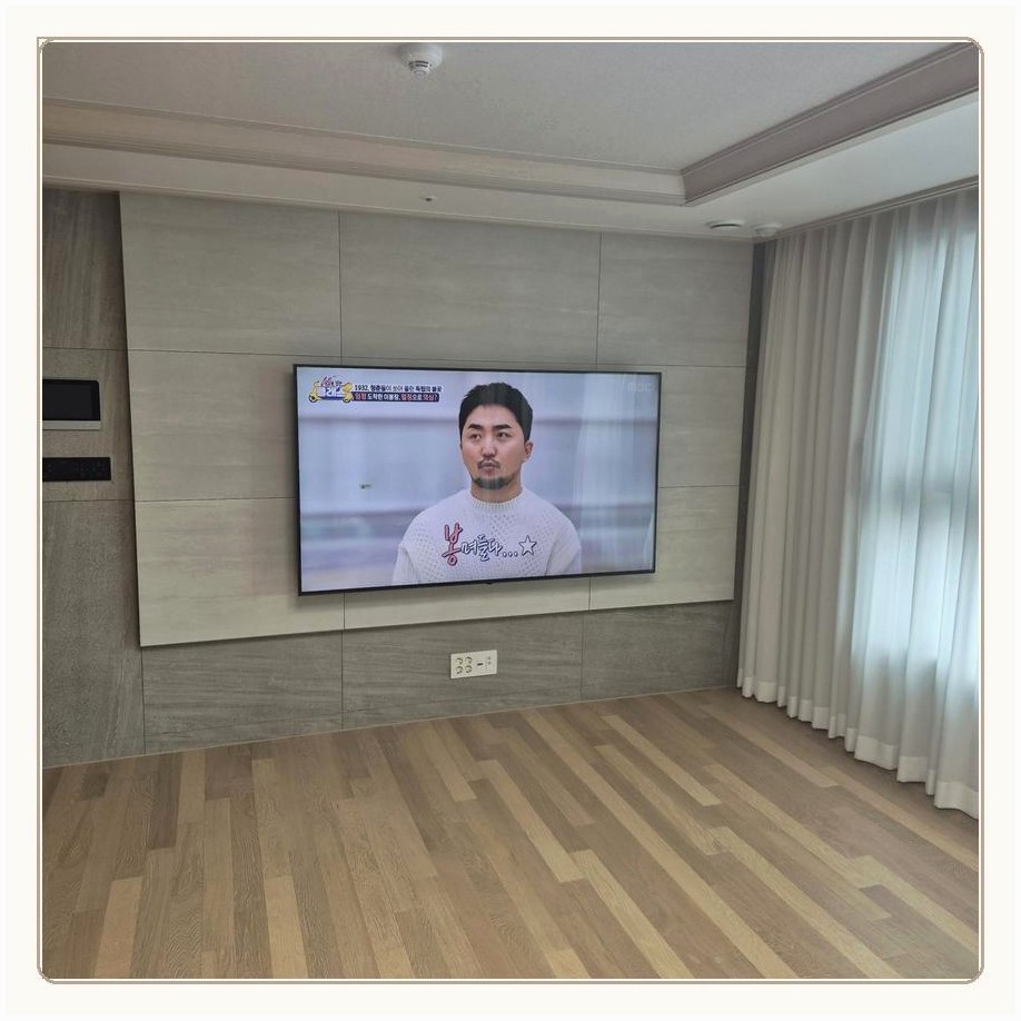 회현동 TV 뒤쪽 기기와 케이블이 겹치지 않는 배치