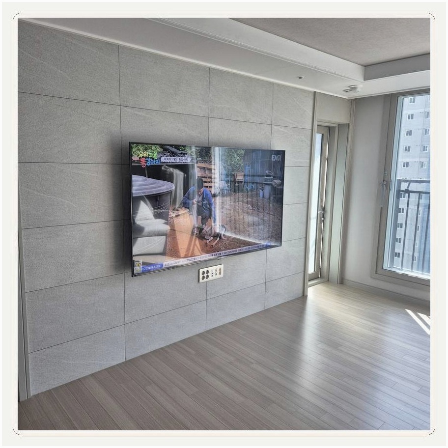 전농동 TV 뒤쪽 기기와 케이블이 겹치지 않는 배치