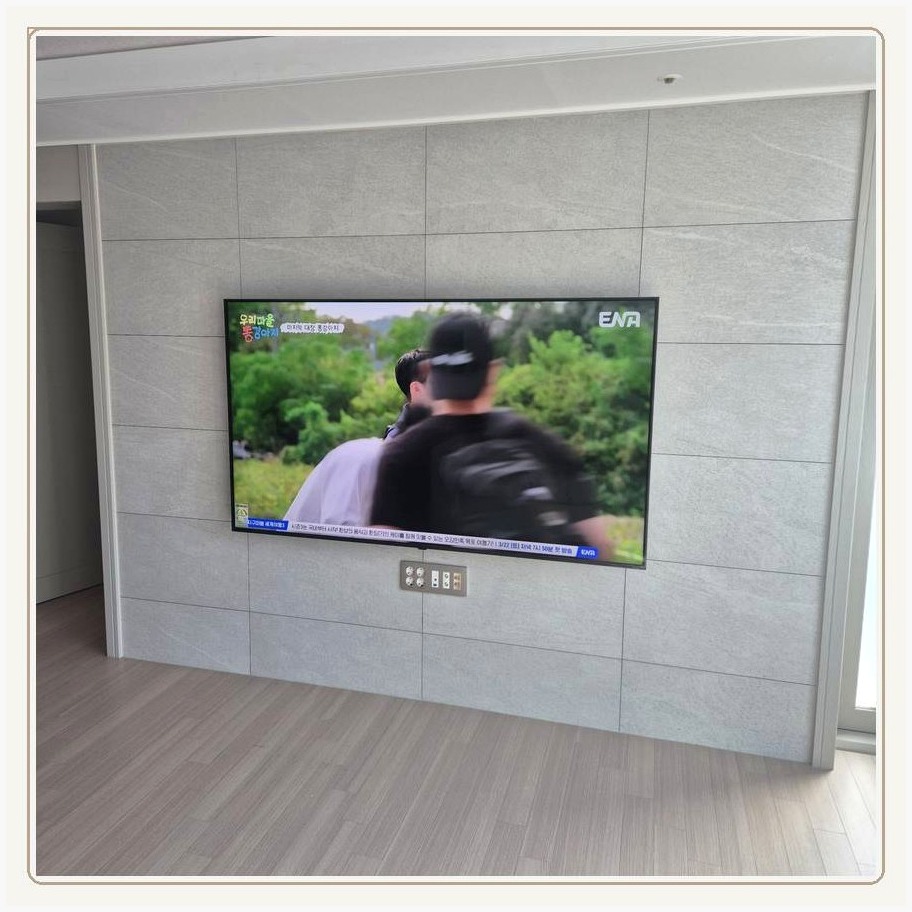 휘경동 TV 뒤쪽 기기와 케이블이 겹치지 않는 배치