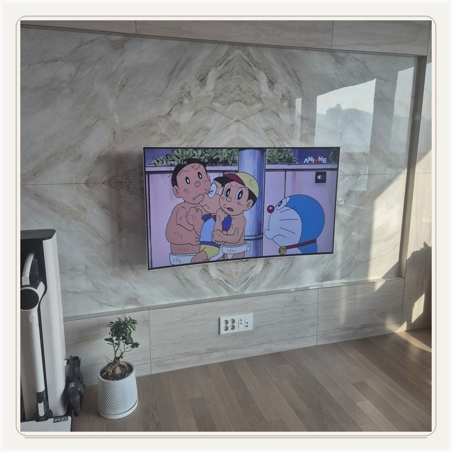 상계동 TV 뒤쪽 기기와 케이블이 겹치지 않는 배치